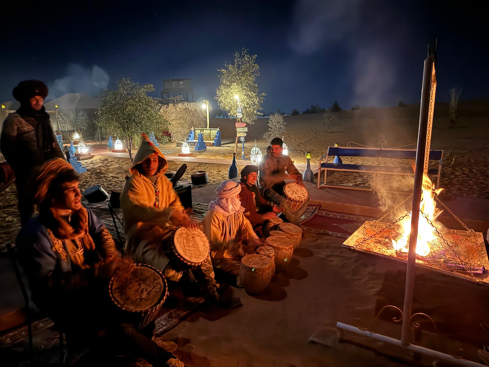 interior y ambiente de campamento en el desierto de Merzouga