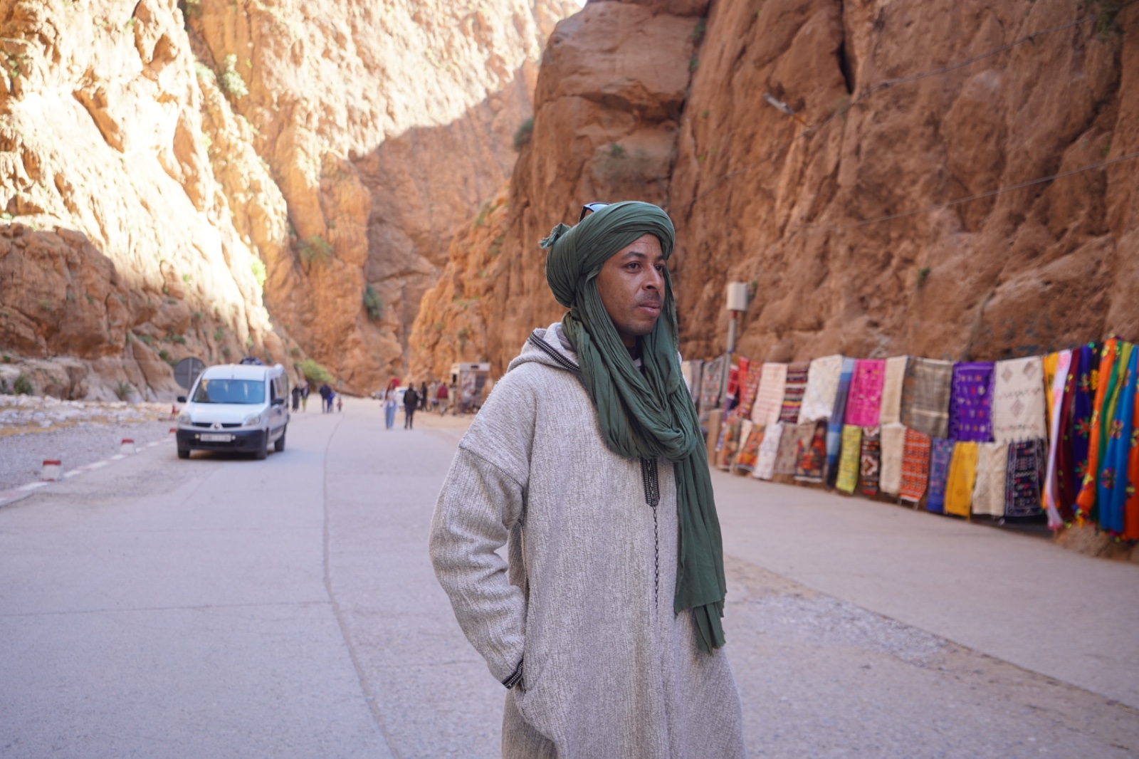 viajero en las dunas de Merzouga con ropa adecuada para el Sahara